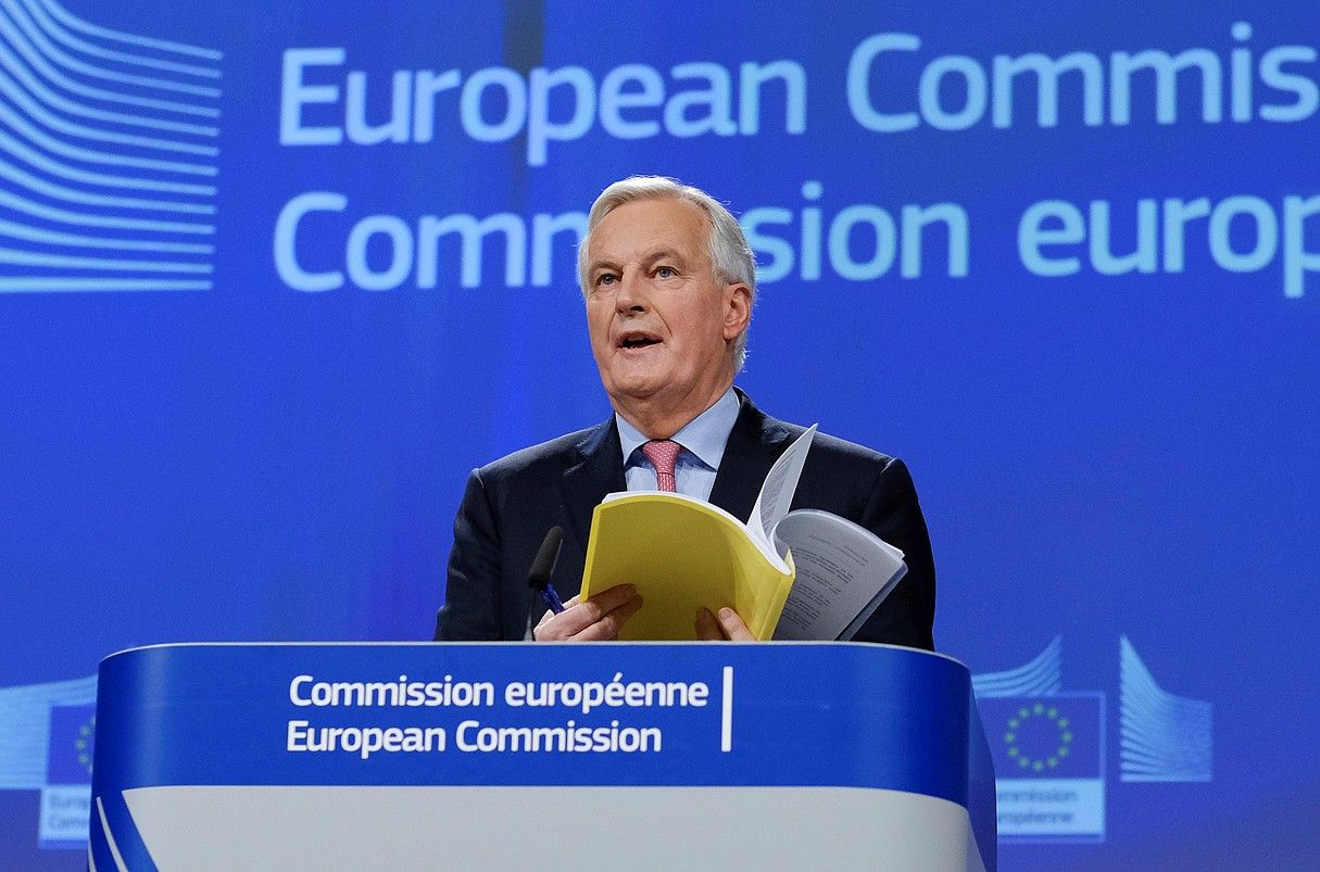 Michel Barnier EBko negoziatzaile burua, atzo, dibortzioaren akordioaren zirriborroa aurkezten. OLIVIER HOSLET / EFE.