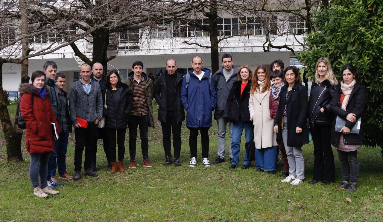 Hekimen elkartea osatzen duten hedabideetako ordezkariak gaur, Martin Ugalde kultura parkean. BERRIA