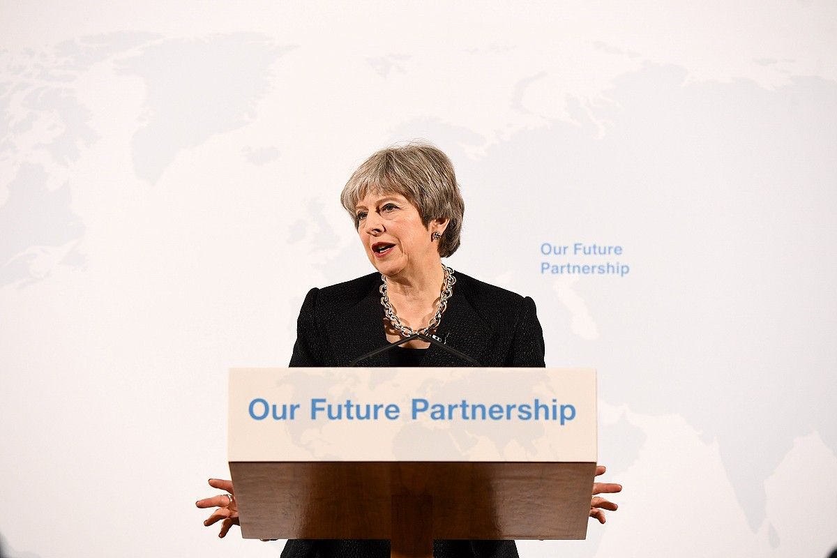 Theresa May lehen ministroa brexit-eko planaren berri ematen, atzo, Londresen. CHRIS J. RATCLIFFE / POOL / EFE.