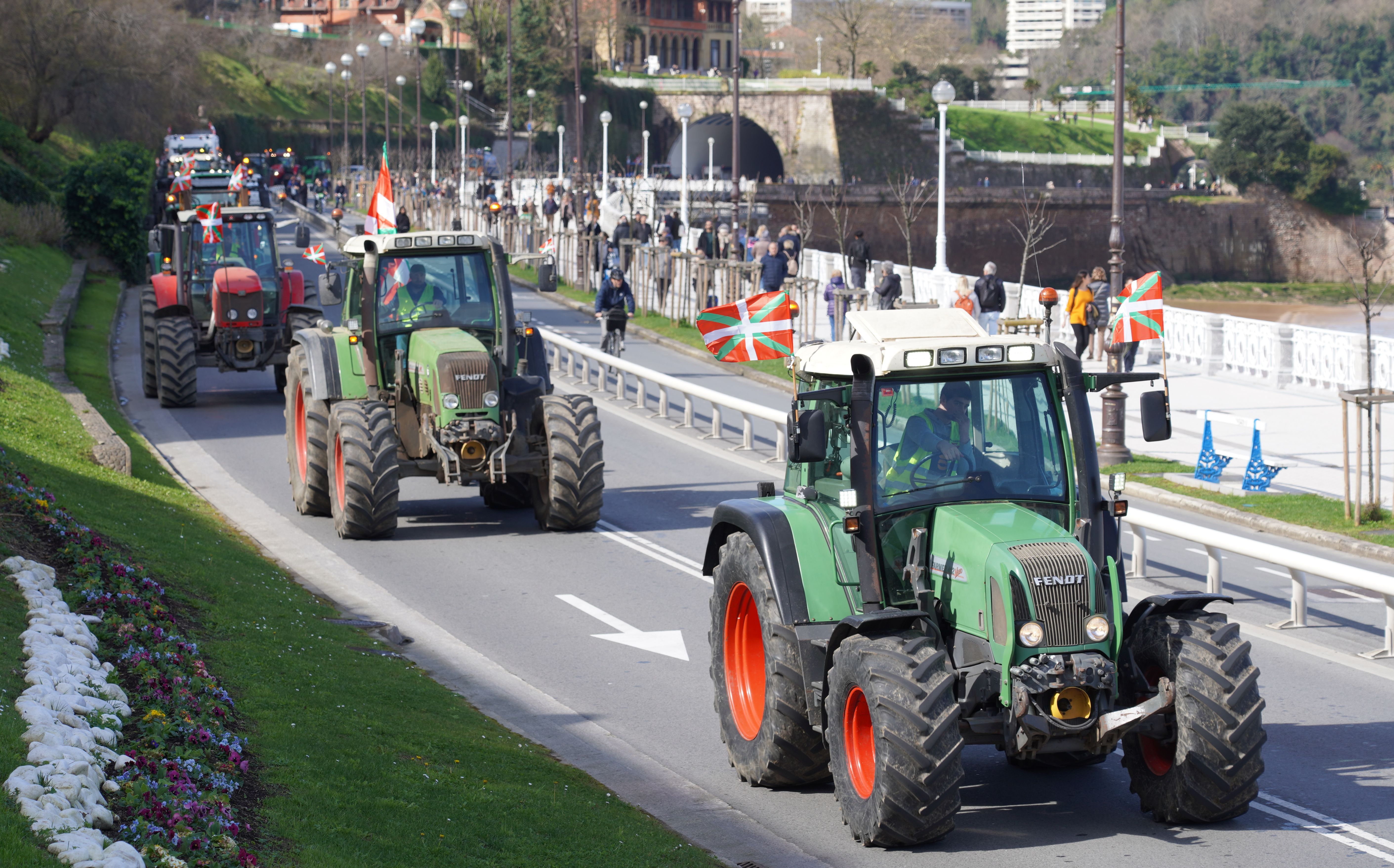 Traktoreak Donostiako Kontxako pasealekuan. GOTZON ARANBURU / FOKU