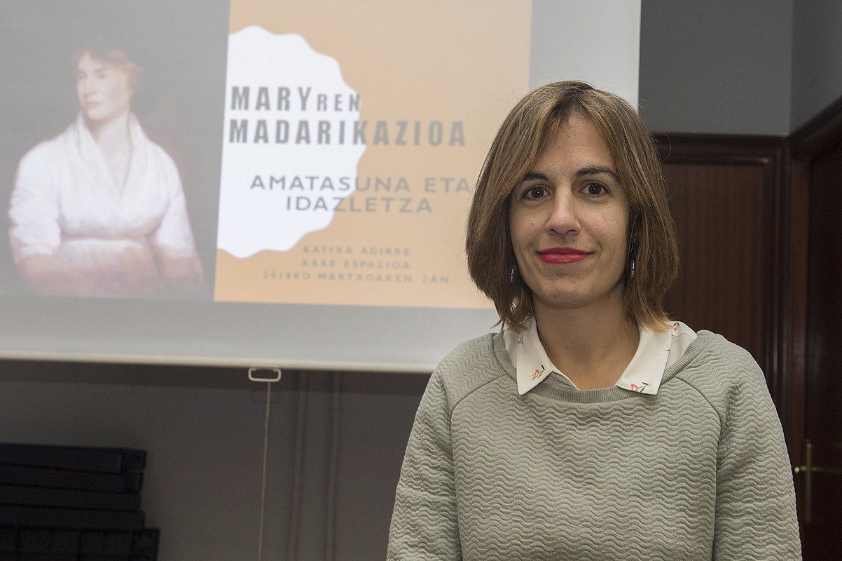 Idazten dabilen nobelaren pasarteak ere irakurri zituen Katixa Agirre idazleak, atzo, Bilboko Xake espazioan egindako hitzaldian. MONIKA DEL VALLE / ARGAZKI PRESS. Idazten dabilen nobelaren pasarteak ere irakurri zituen Katixa Agirre idazleak, atzo, Bilboko Xake espazioan egindako hitzaldian. MONIKA DEL VALLE / ARGAZKI PRESS.