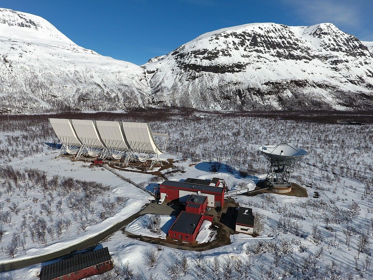 Transmisioa Tromson (Norvegia) dagoen radar antenatik bidali dute. CRAIG J HEINSELMAN /EISCAT.