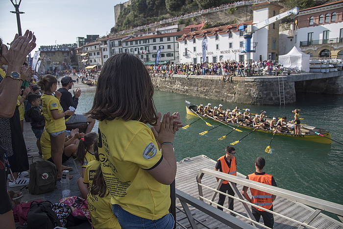 Arraunzaleak, ostegunean, Donostiako portuko arranplan. ANDONI CANELLADA, FOKU