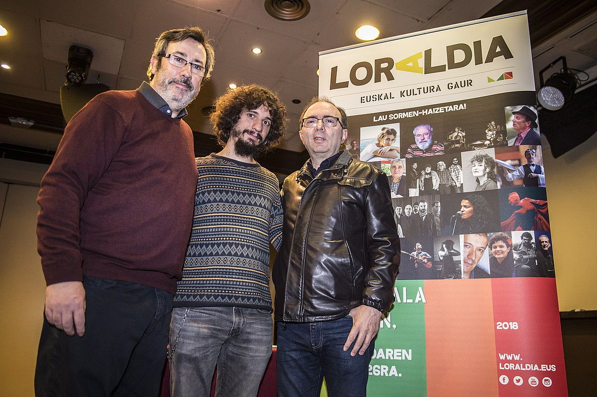 Aitor Narbazia Loraldia jaialdiko ordezkaria, Mikel Uraken musikaria eta Javier Corral Jerry Izar&Star zikloaren antzolatzailea. MARISOL RAMIREZ / ARGAZKI PRESS.