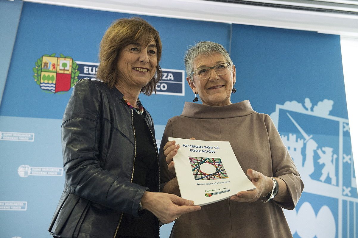 Cristina Uriarte Hezkuntza sailburuak eman zion dokumentua Nelida Zaitegi Euskadiko Eskola kontseiluko presidenteari. MONIKA DEL VALLE / ARGAZKI PRESS.