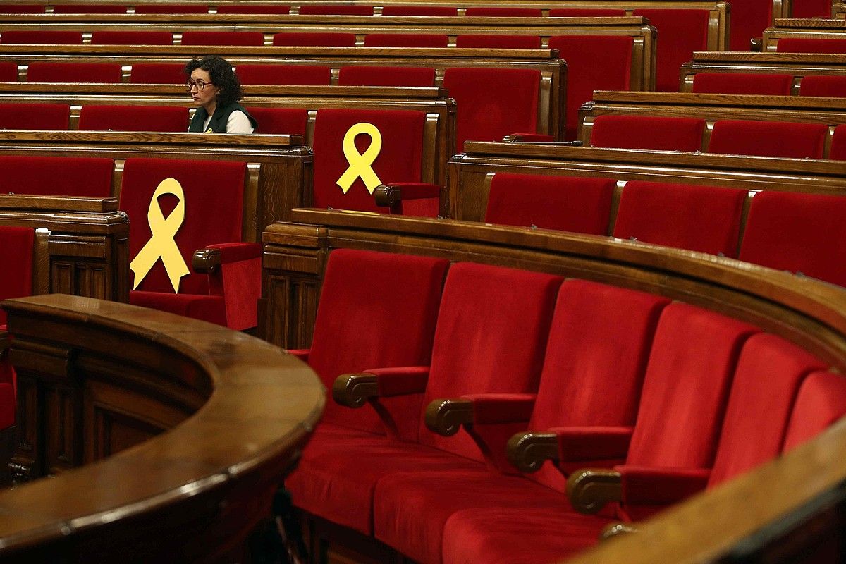 Bi xingola hori erraldoi Jordi Sanchez eta Oriol Junqueras diputatuen aulkietan, joan den ostegunean Kataluniako Parlamentuan. TONI ALBIR / EFE.