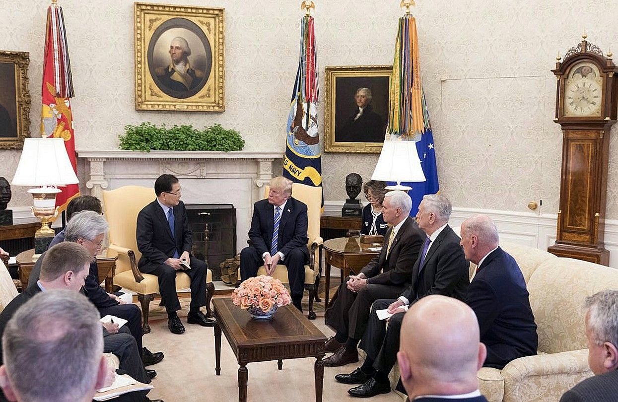 Chung Eui-yong Hego Koreako Gobernuko ordezkaria eta Donald Trump, herenegun, Etxe Zurian. CHEONG WAE DAE / EFE. Chung Eui-yong Hego Koreako Gobernuko ordezkaria eta Donald Trump, herenegun, Etxe Zurian. CHEONG WAE DAE / EFE.
