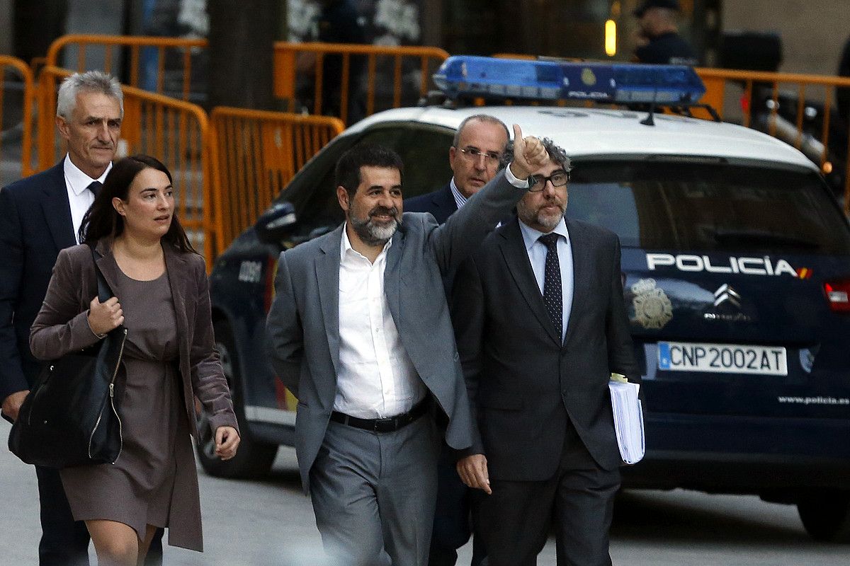 Jordi Sanchez irudiaren erdian—, iazko urrian, Espainiako Auzitegi Nazionalean deklaratu aurretik. VICTOR LERENA / EFE. Jordi Sanchez irudiaren erdian—, iazko urrian, Espainiako Auzitegi Nazionalean deklaratu aurretik. VICTOR LERENA / EFE.