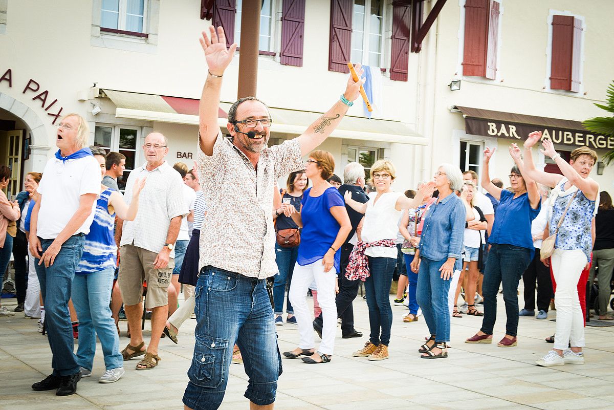 Publikoaren erdian azaltzen ditu Patxi Perezek urratsak dantza pikoetan. ISABELLE MIQUELESTORENA.