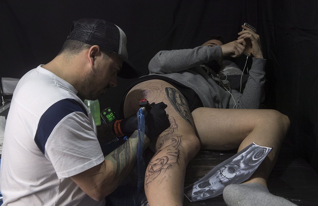 Izterra izaten da halako azoketan gehien tatuatzen den gorputz ataletako bat. JON URBE / ARGAZKI PRESS. Izterra izaten da halako azoketan gehien tatuatzen den gorputz ataletako bat. JON URBE / ARGAZKI PRESS.