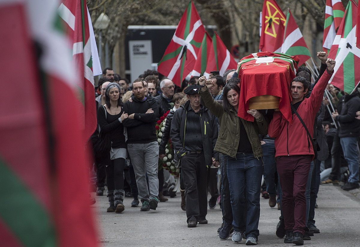 Xabier Reyren senitarteko eta lagunak, haren hilkutxarekin, Iruñeko hilerrian. JAGOBA MANTEROLA / ARGAZKI PRESS.