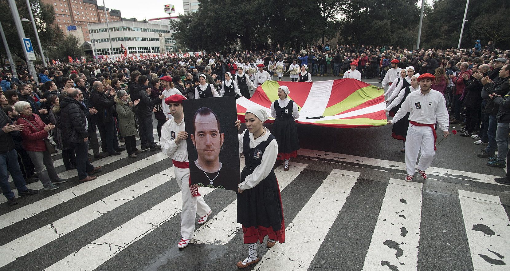 Xabier Reyren heriotza salatzeko manifestazioan milaka lagun bildu dira Iruñean. Haren argazkia eraman dute martxaren buruan. JON URBE / ARGAZKI PRESS.