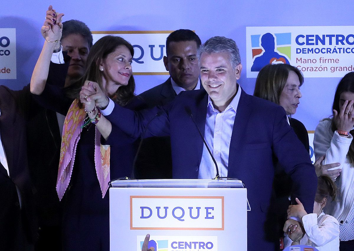 Eskuineko koalizioaren presidentetzarako hautagai Ivan Duque, garaipena ospatzen, igandean, Bogotan. MAURICIO DUEÑAS CASTAÑEDA / EFE.