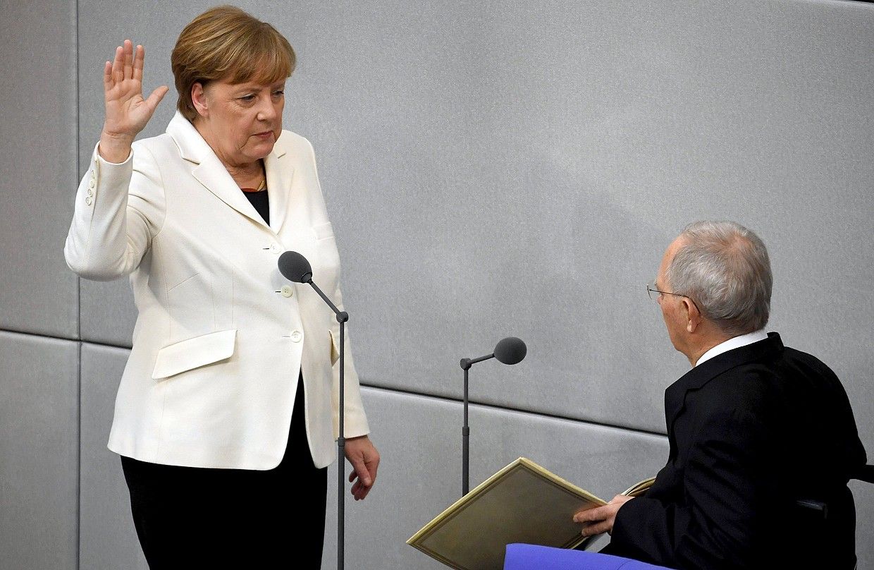 Angela Merkel, atzo, karguaren zina egiteko ekitaldian. CLEMENS BILAN / EFE. Angela Merkel, atzo, karguaren zina egiteko ekitaldian. CLEMENS BILAN / EFE.