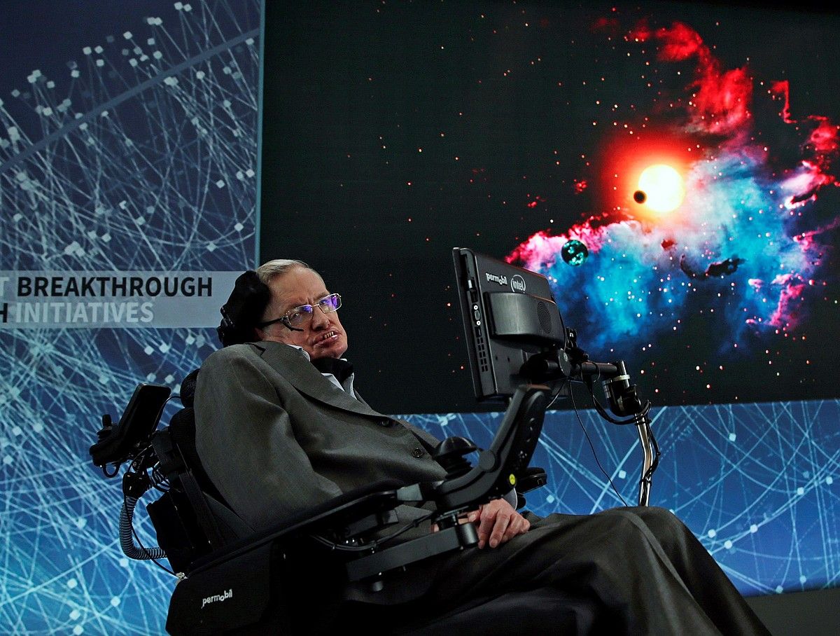 Pop kulturako figura bihurtu zen Hawking fisikaria. Irudian, disko jartzaile gisan, The Simpsons bideo jokoan. THE SIMPSONS.