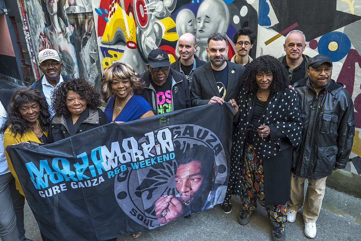 The Original Vandellas, Spencer Wiggins, La La Brooks, Jerry Williams Jr. eta Mojo Workin'-en antolatzaileak, atzo, Donostiako Dabadaban. ANDONI CANELLADA / FOKU. The Original Vandellas, Spencer Wiggins, La La Brooks, Jerry Williams Jr. eta Mojo Workin'-en antolatzaileak, atzo, Donostiako Dabadaban. ANDONI CANELLADA / FOKU.