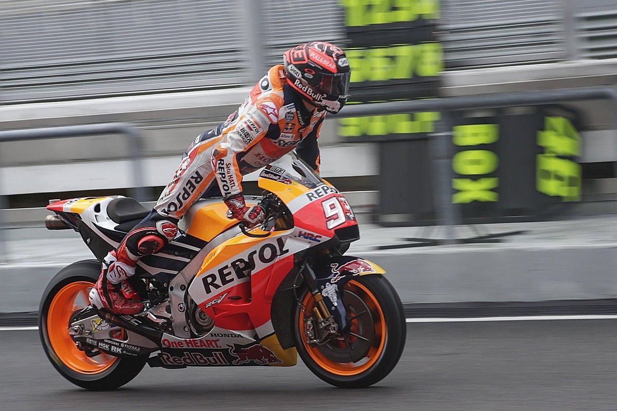 Marc Marquez MotoGPko gidari kataluniarra, gorputza aurrera eramaten, Sepangen egindako entrenamendu batean (Malaysia). FAZRY ISMAIL / EFE.