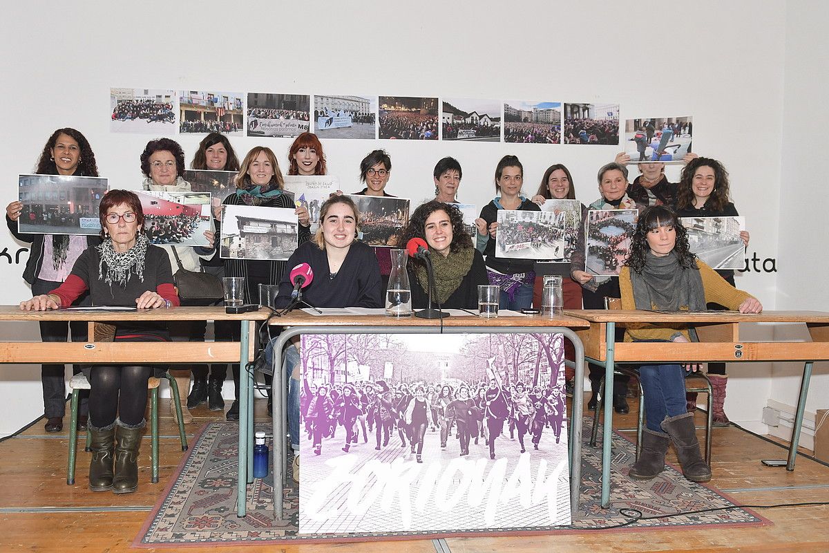 Euskal Herriko mugimendu feministako kideek agerraldia egin zuten atzo, Iruñean. IDOIA ZABALETA / FOKU. Euskal Herriko mugimendu feministako kideek agerraldia egin zuten atzo, Iruñean. IDOIA ZABALETA / FOKU.