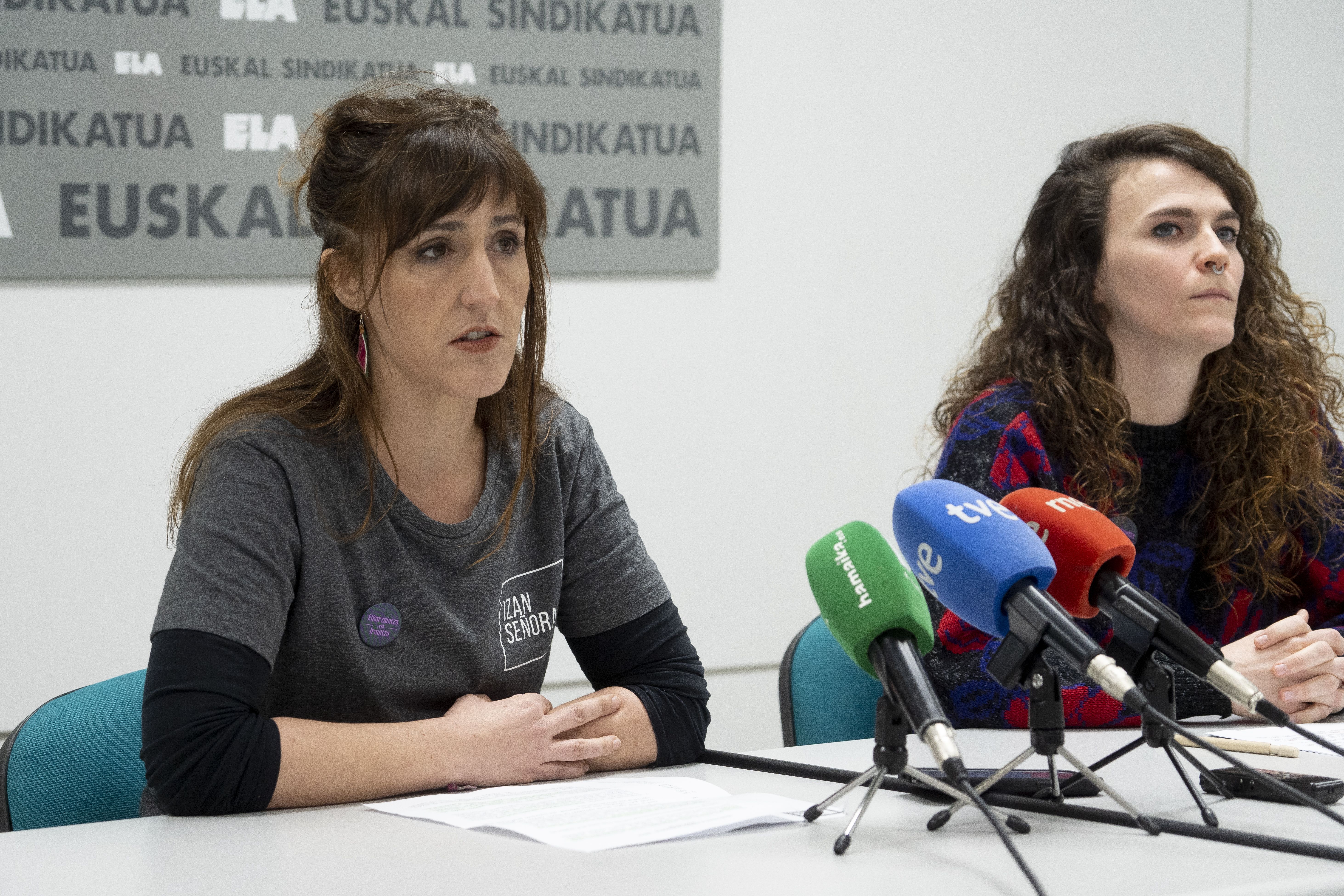 ELAko Silvia Guillen eta Saioa Urriza, gaur, sindikatuak Iruñean duen egoitzan. IÑIGO URIZ / FOKU