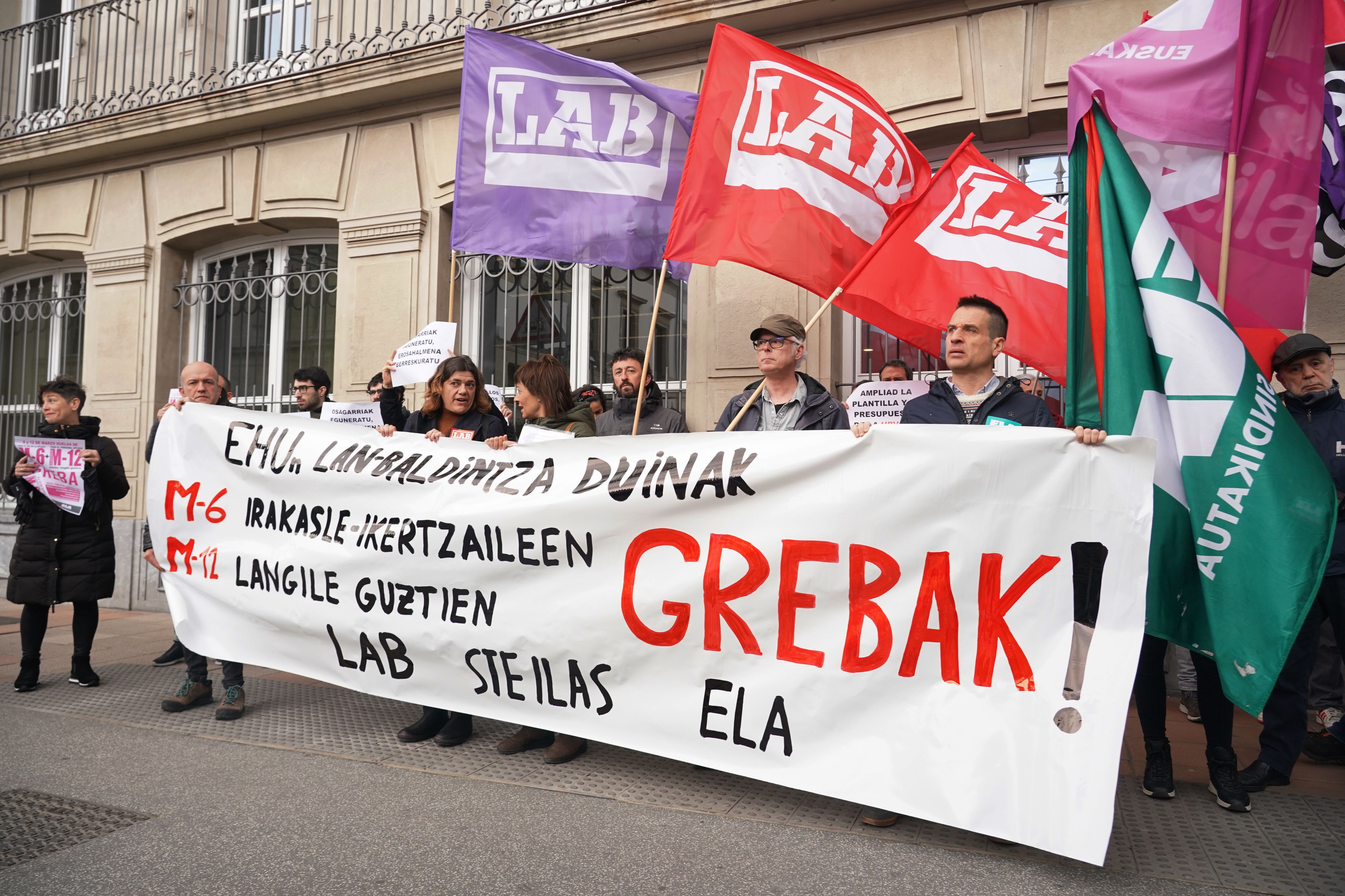 Irakasleak eta ikertzaileak protestan, gaur, Gasteizen. ENDIKA PORTILLO / FOKU