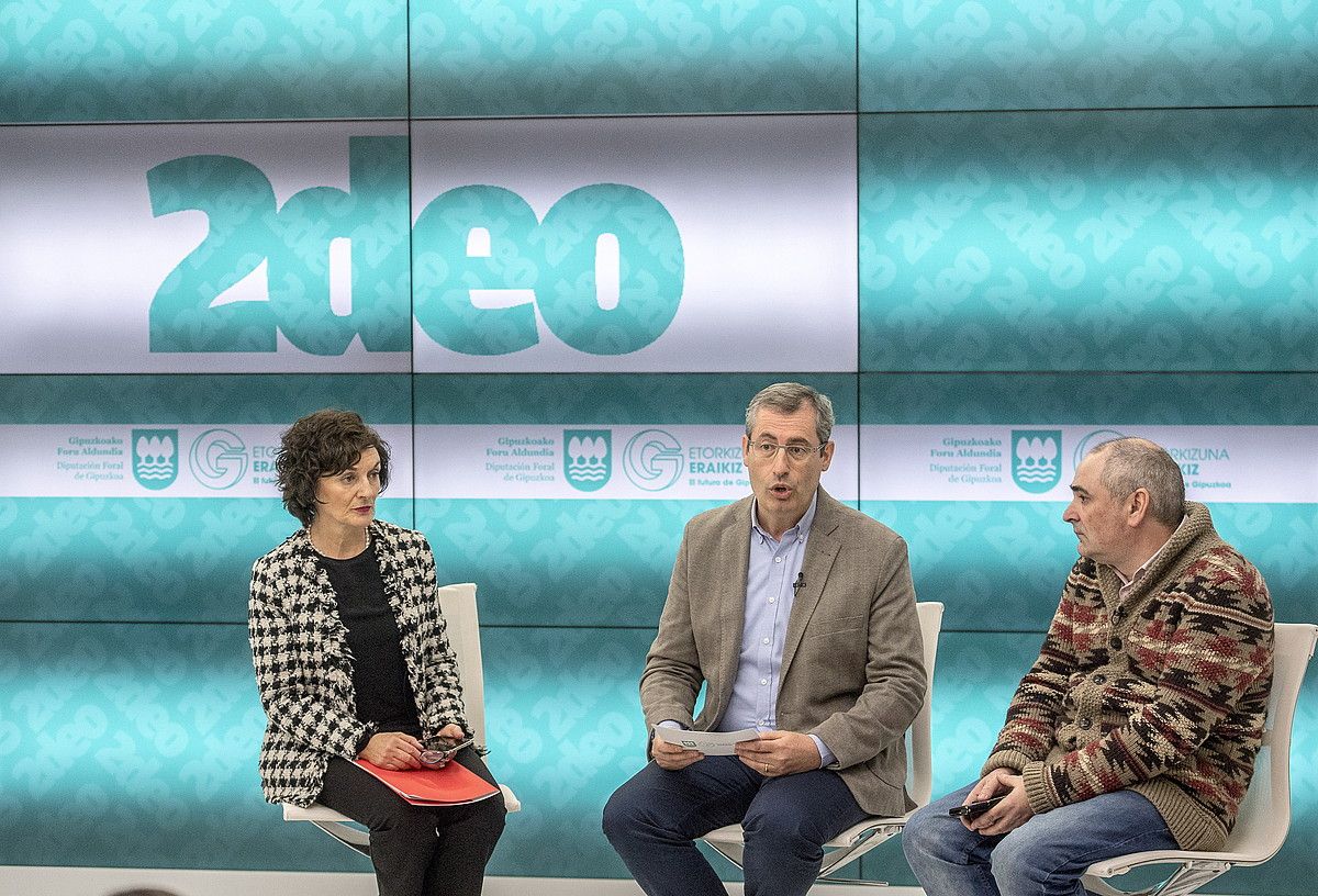 Maite Iturbe, Markel Olano eta Luistxo Fernandez, atzo, Donostian. GORKA RUBIO / FOKU. Maite Iturbe, Markel Olano eta Luistxo Fernandez, atzo, Donostian. GORKA RUBIO / FOKU.