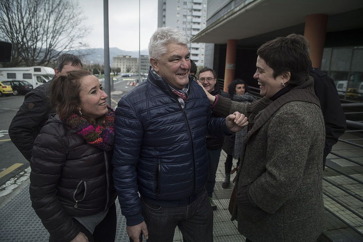 Ezkerretik eskuinera, Olatz Dañobeitia, Antton Lopez eta Oihana Garmendia, Guardia Zibilaren egoitzaren aurrean, libre gelditu ondoren. JON URBE / FOKU.