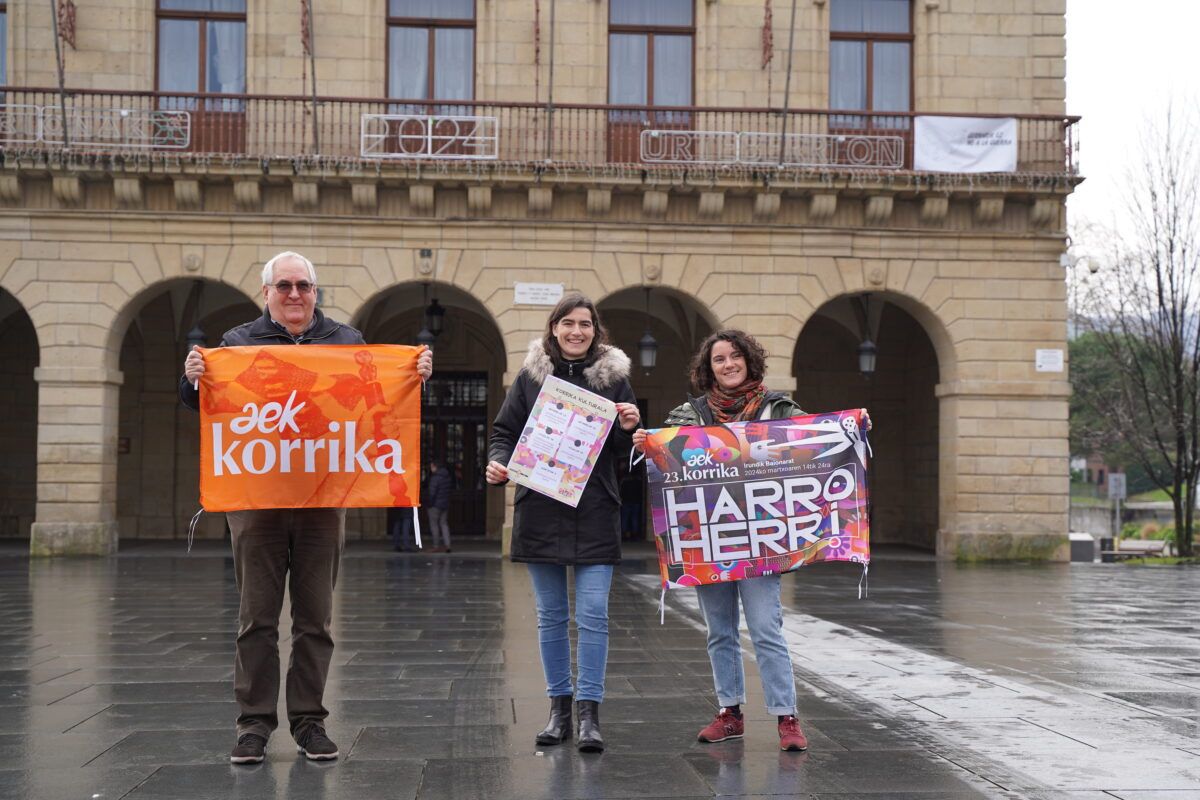 Ezkerretik eskuinera: Mattin Sorzabalbere AEK-ko kidea, Nuria Alzaga Irungo Kultura ordezkaria eta Maddi Sanz hasierako eguneko arduraduna.