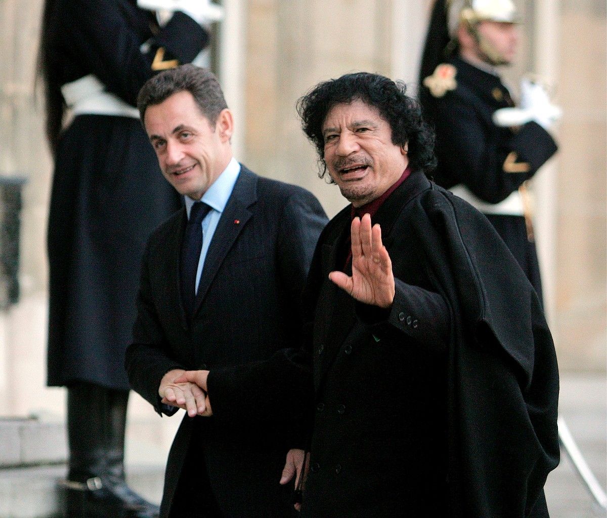 Nicolas Sarkozy eta Muammar Gaddafi, 2007ko abenduan, Eliseoan. Urte hartan hautatu zuten Sarkozy Frantziako presidente. MAYA VIDON / EFE.