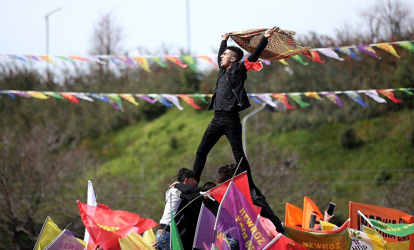 Kurdistandik kanpoko hiri batzuetan ere jendetza elkartu zen atzo Newroz jaia ospatzeko. Irudian, Istanbulgo elkarretaratze bat. ERDEM SAHIN / EFE.