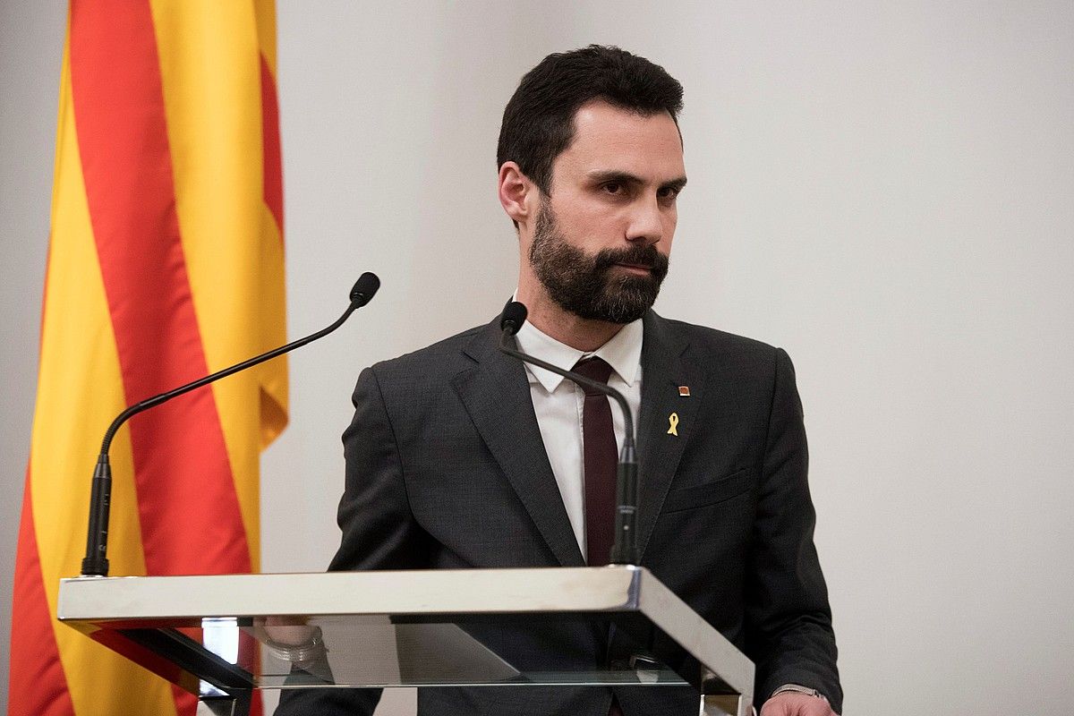 Roger Torrent Kataluniako Parlamentuko presidentea, inbestidura saioa gaur arratsaldean egingo dutela iragarri ostean. MARTA PEREZ / EFE.