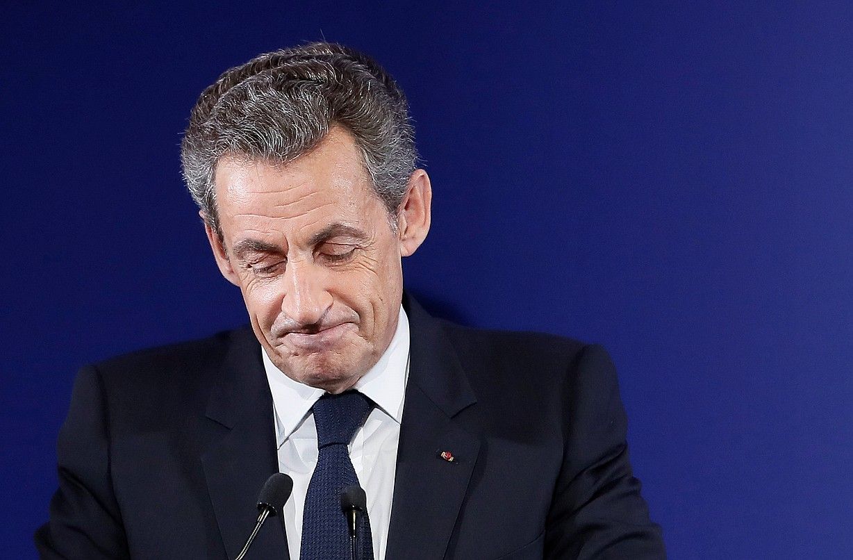 Politika uzteko asmoa duela adierazi du Nicolas Sarkozyk, baina aurrez bere izena garbitu nahi du. IAN LANGSDON / EFE.