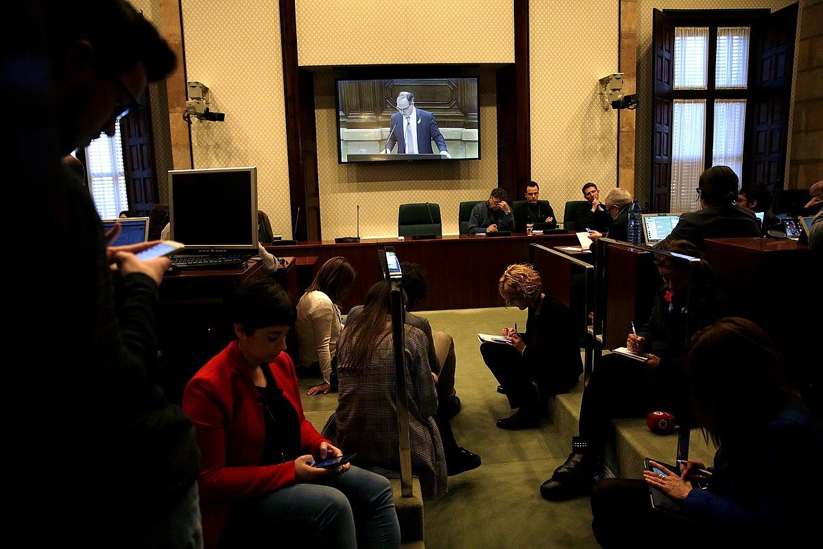 Hainbat kazetari, Jordi Turullen inbestidura hitzaldia entzuten, atzo, Kataluniako Parlamentuan. ALBERTO ESTEVEZ / EFE. Hainbat kazetari, Jordi Turullen inbestidura hitzaldia entzuten, atzo, Kataluniako Parlamentuan. ALBERTO ESTEVEZ / EFE.