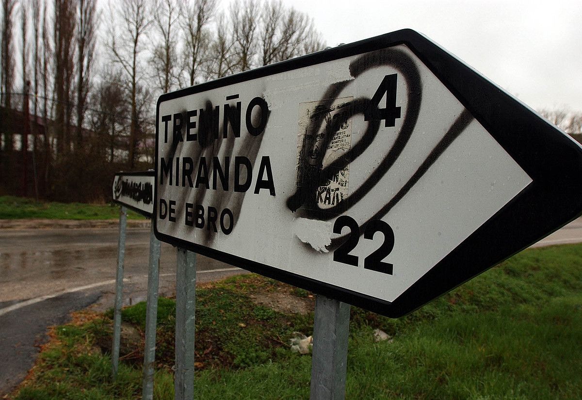 Trebiñuko bide seinale bat, Euskal Herrian euskarazen barraskiloarekin. RAUL BOGAJO / FOKU.