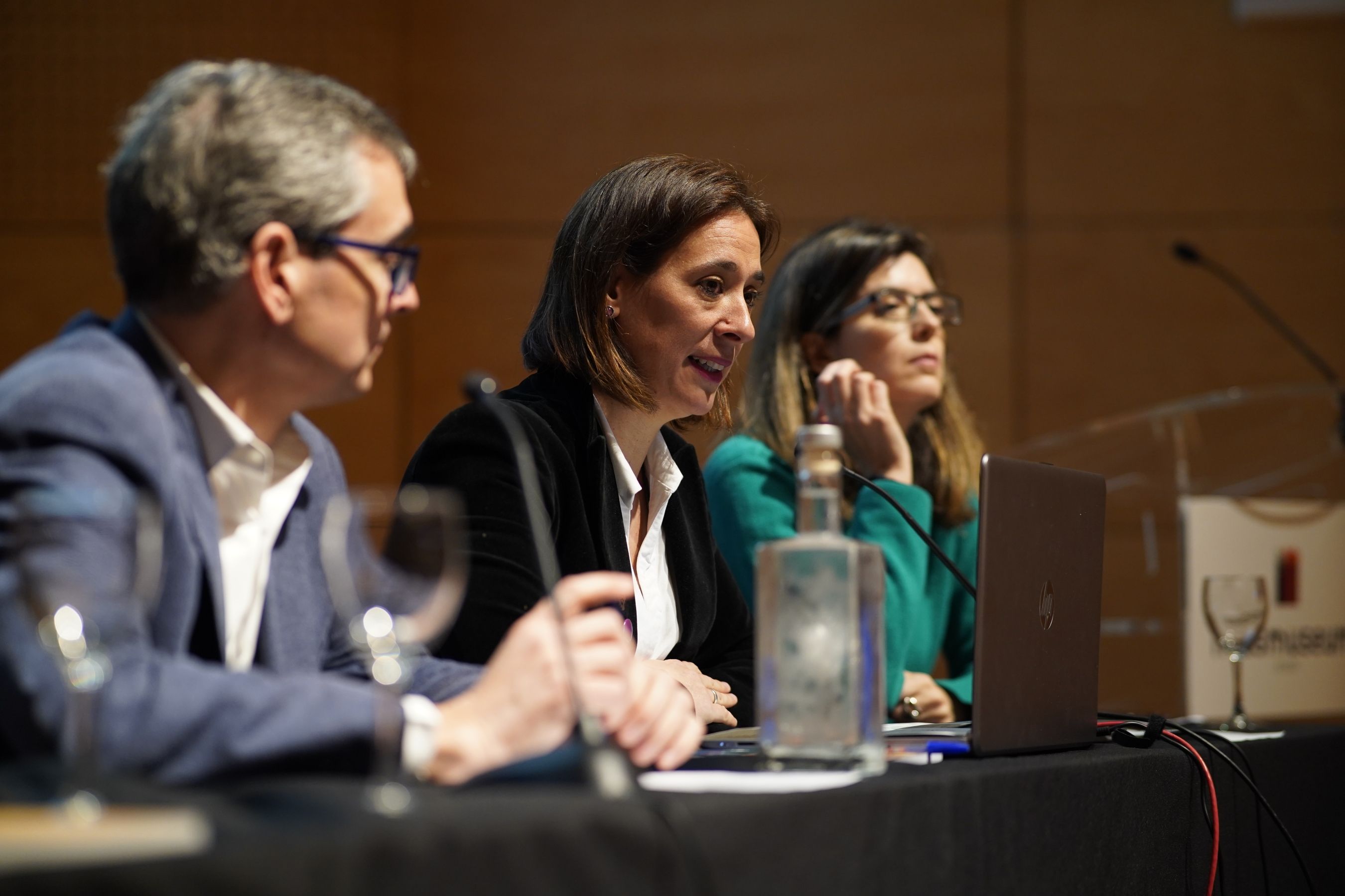 Ezkerretik, Bilboko Itsas Museoko zuzendari Jon Ruigomez, Angeriñe Elorriaga (Bitartez) eta Maria Angeles Fernandez (Pikara). ARITZ LOIOLA / FOKU