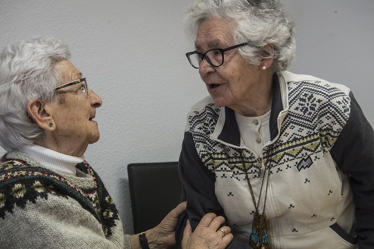 Paquita Bretos eta Josefina Lamberto, Nafarroako Fusilatuen Senideen Elkartean. JAGOBA MANTEROLA / FOKU.