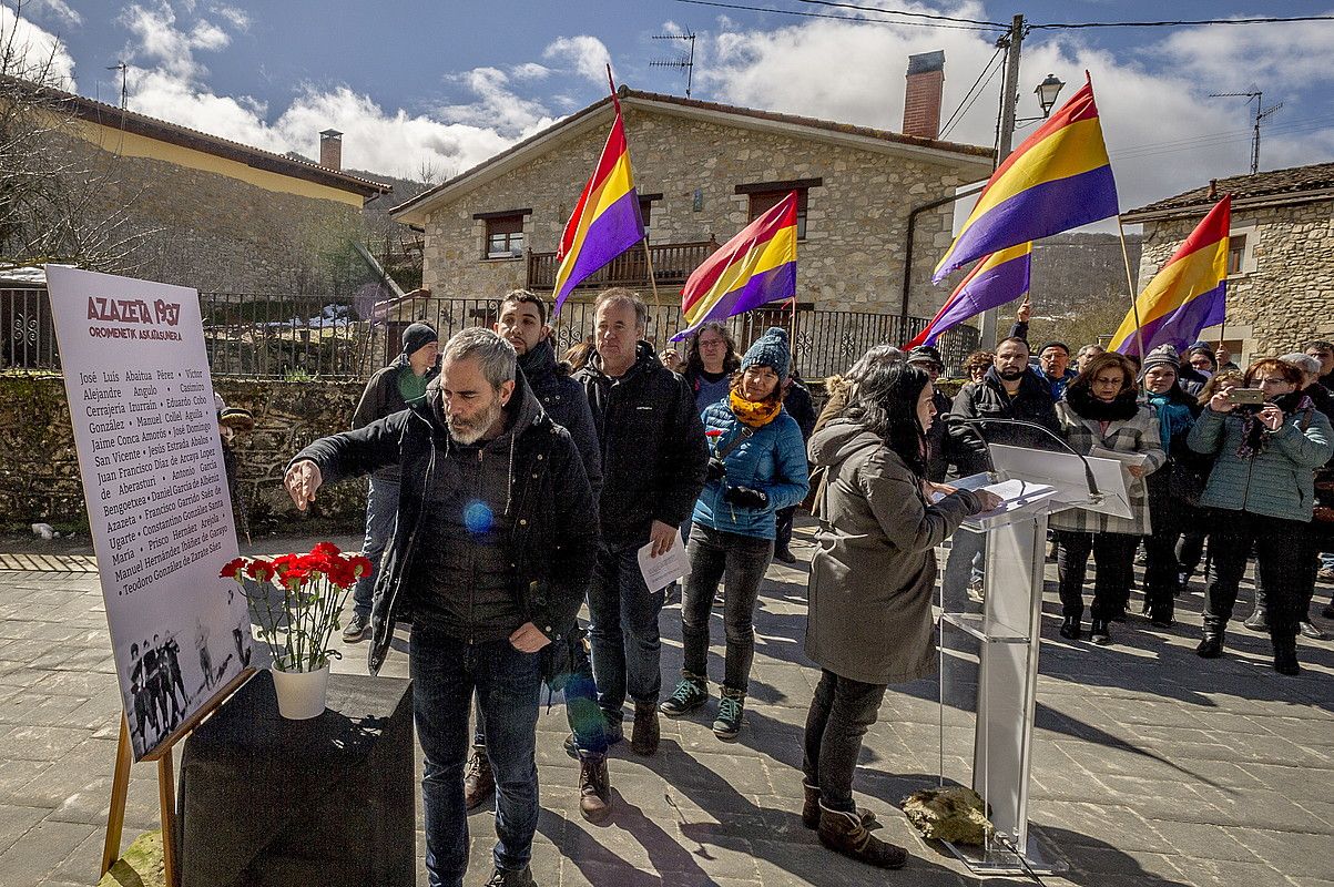 Azazetako mendatean hil zituzten hamasei pertsonei egindako omenaldia. JAIZKI FONTANEDA / FOKU.