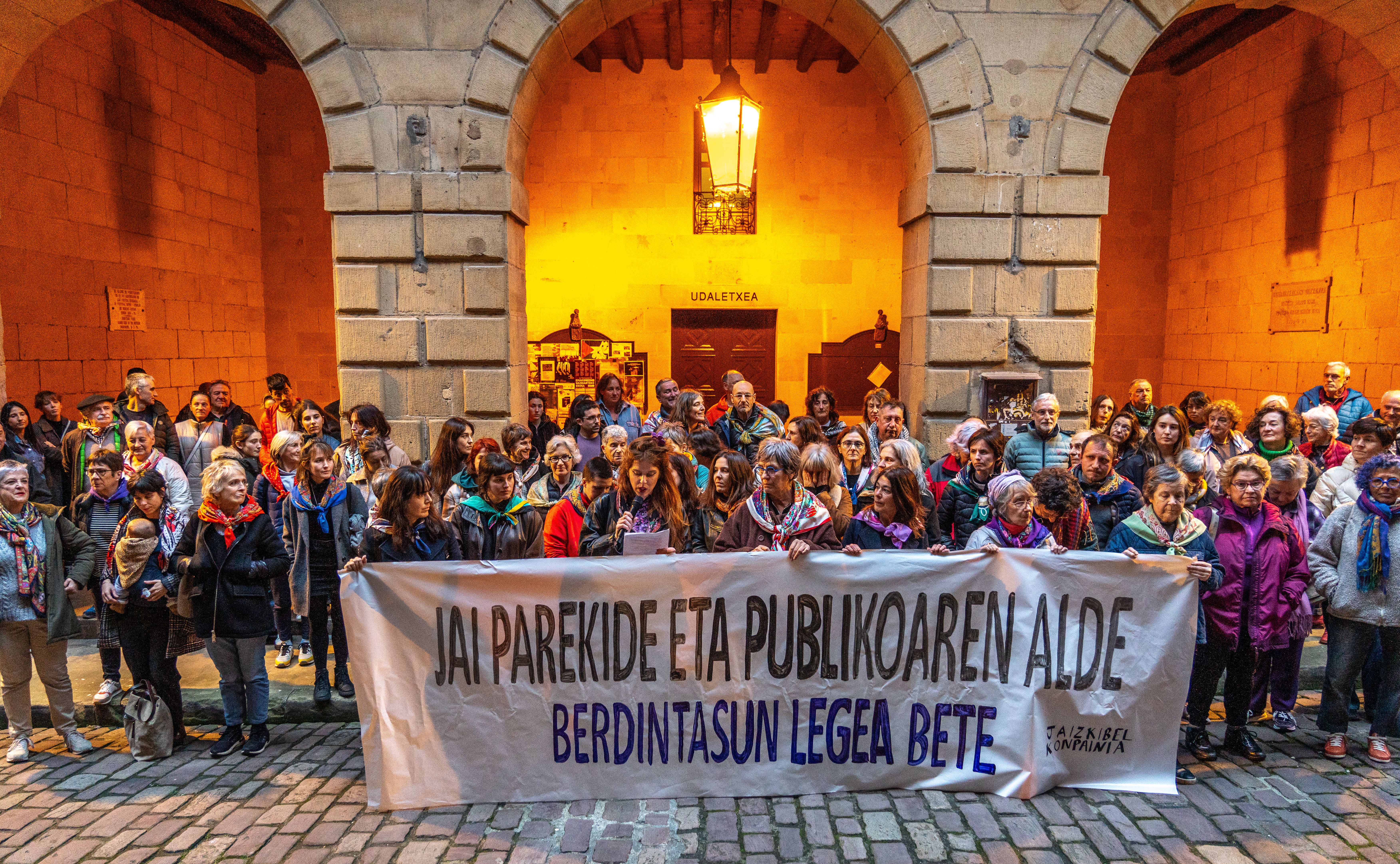 Martxoaren 8aren atarian, Jaizkibelek elkarretaratzea egin du Hondarribiko udaletxearen aurrean. ANDONI CANELLADA / FOKU