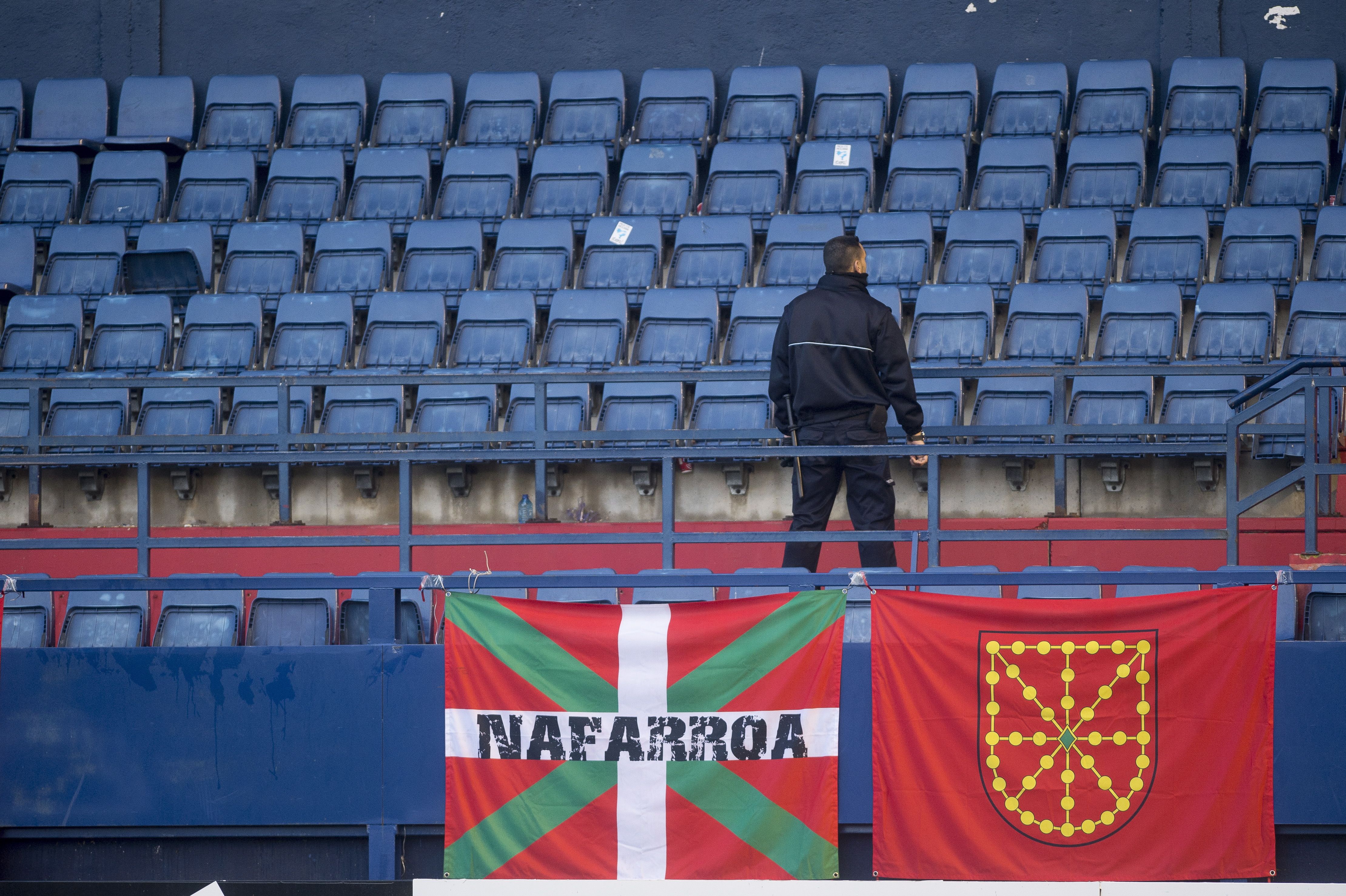 Ikurrina eta Nafarroako kateak, Osasunaren partida batean, harmailetan. IÑIGO URIZ / FOKU