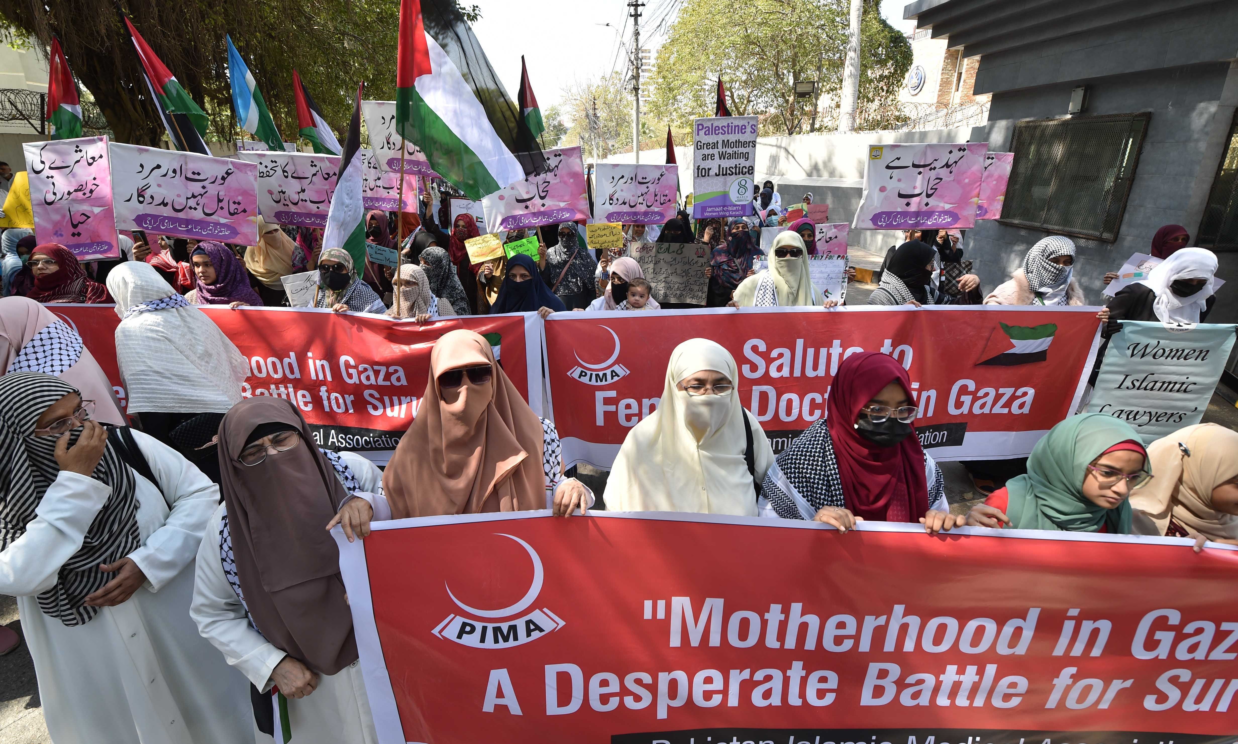 Martxoaren 8an gogoan izan dituzte Gazako emakumeak, irudian manifestazio bat Pakistanen. SHAHZAIB AKBER / EFE