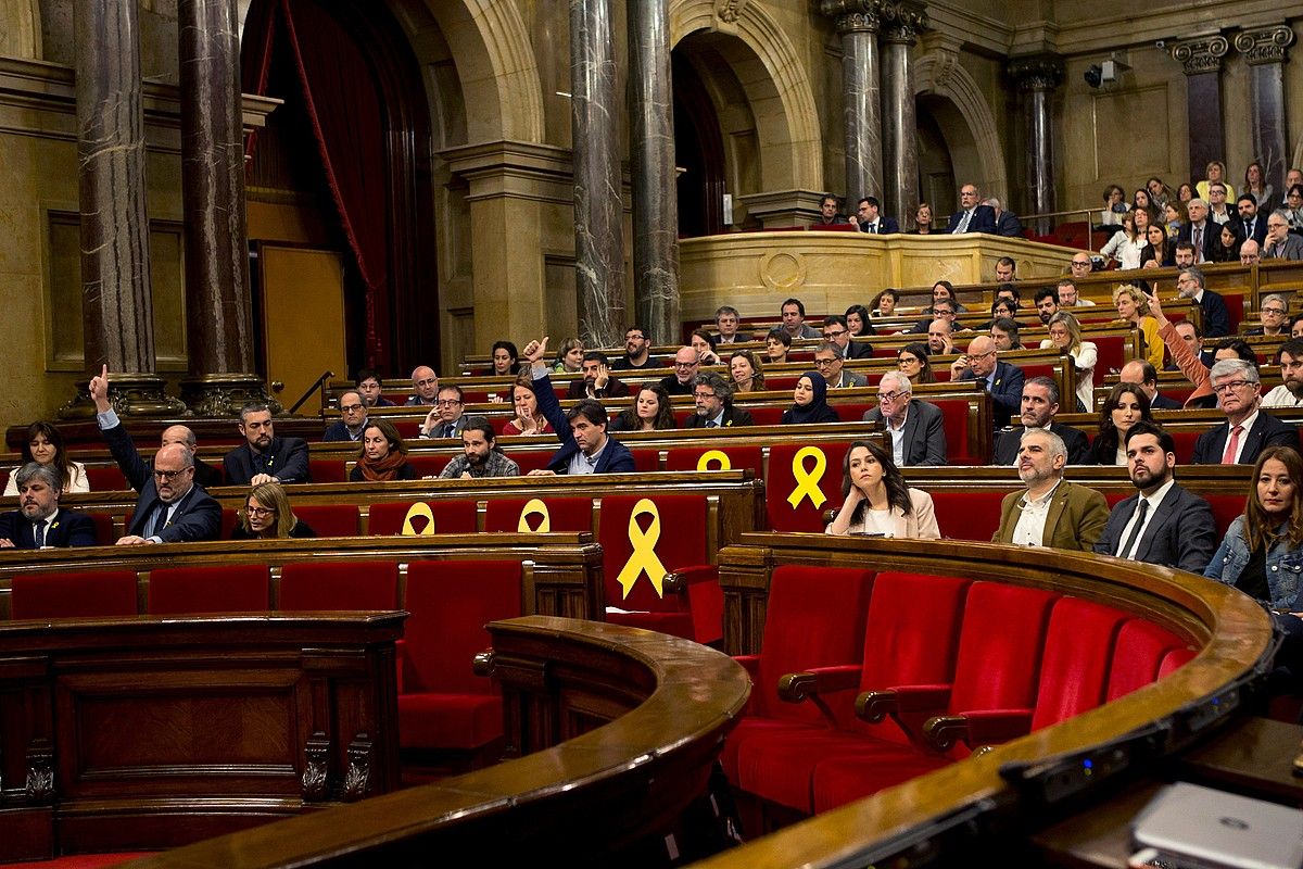 Kataluniako Parlamentuan hainbat ebazpen proposamen eztabaidatu eta bozkatu zituzten atzo. Xingola horiak jarri zituzten espetxeratuta dauden JxCko eta ERCko diputatuen aulkietan. QUIQUE GARCIA / EFE.