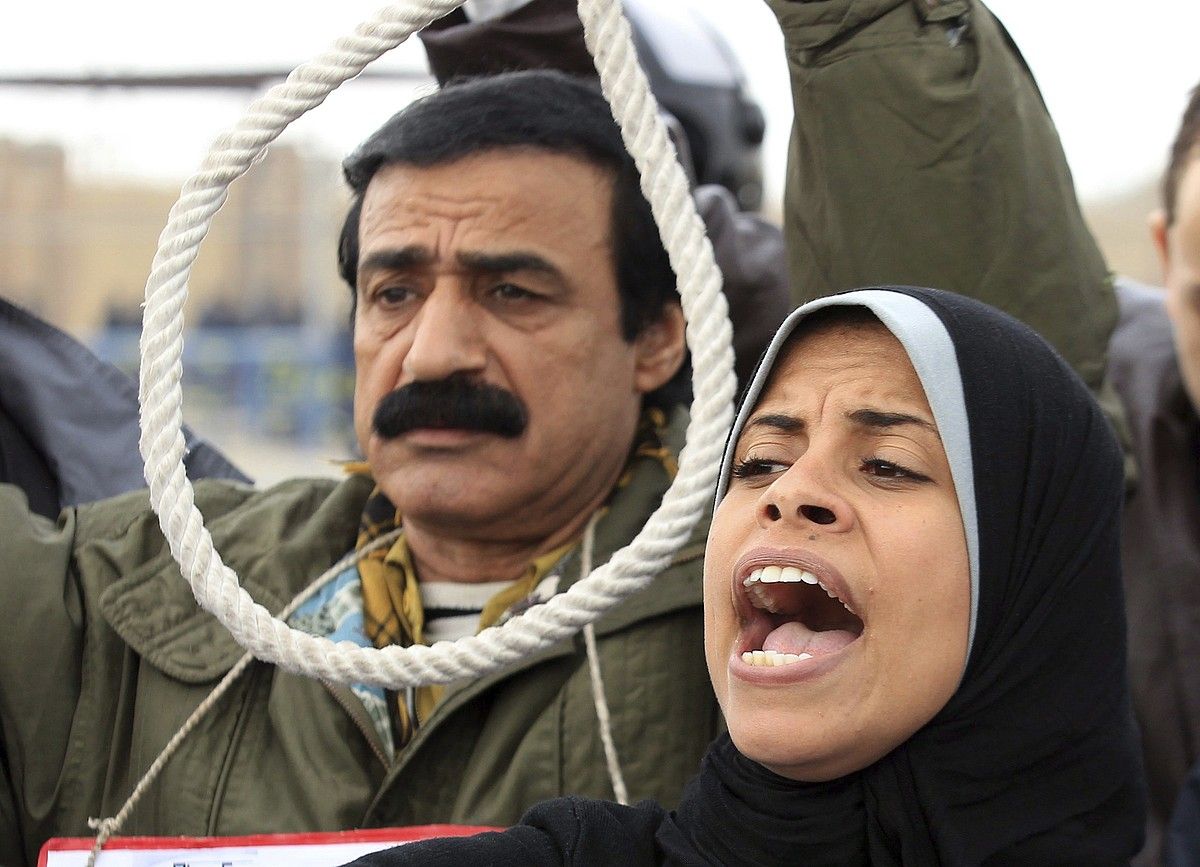 Manifestariak Hosni Mubaraken heriotza zigorra eske, 2012an. KHALED ELFIQI / EFE. Manifestariak Hosni Mubaraken heriotza zigorra eske, 2012an. KHALED ELFIQI / EFE.