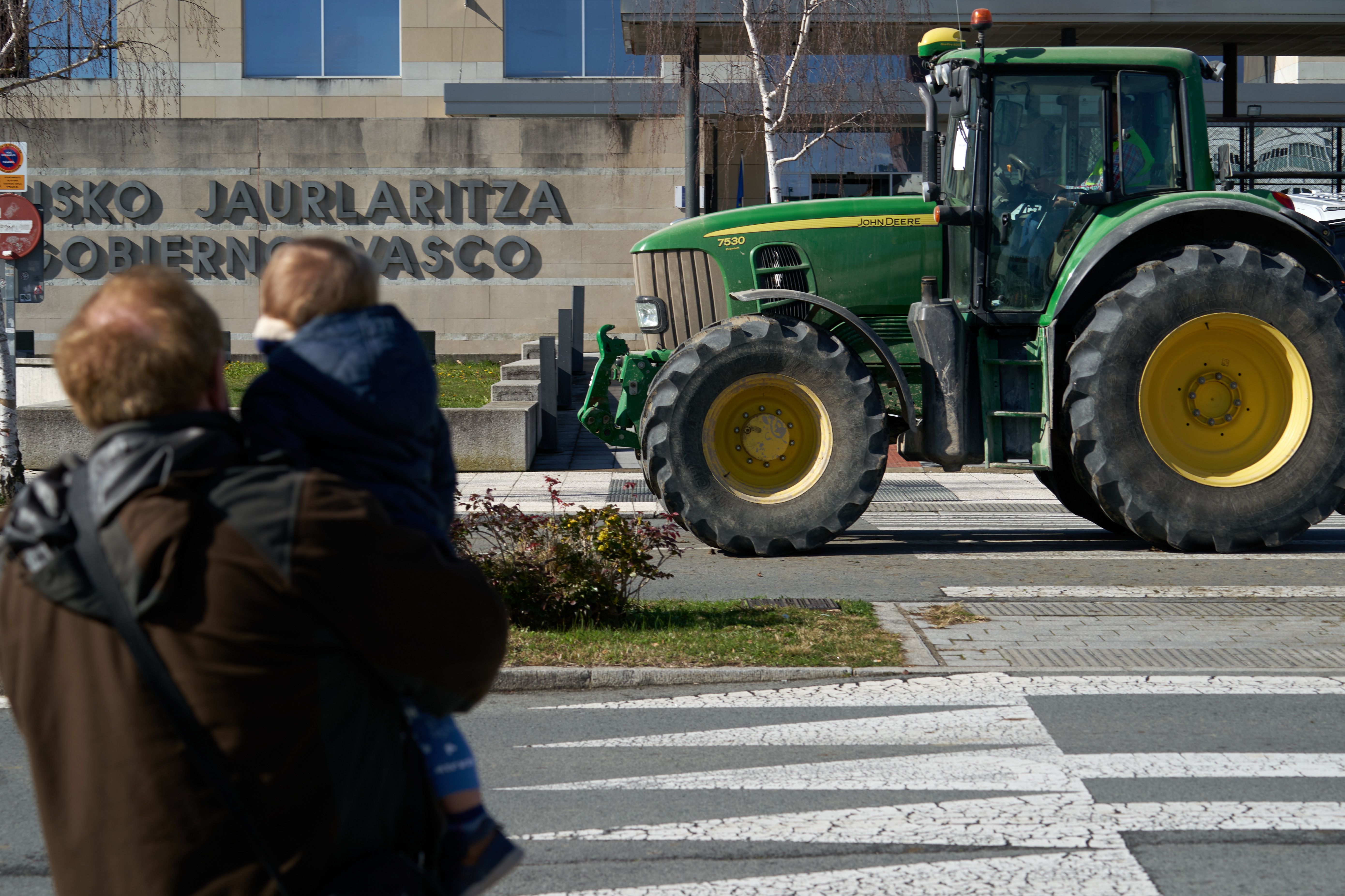 Nekazarien protesta Eusko Jaurlaritzaren aurrean, Gasteizen. L. RICO / EFE