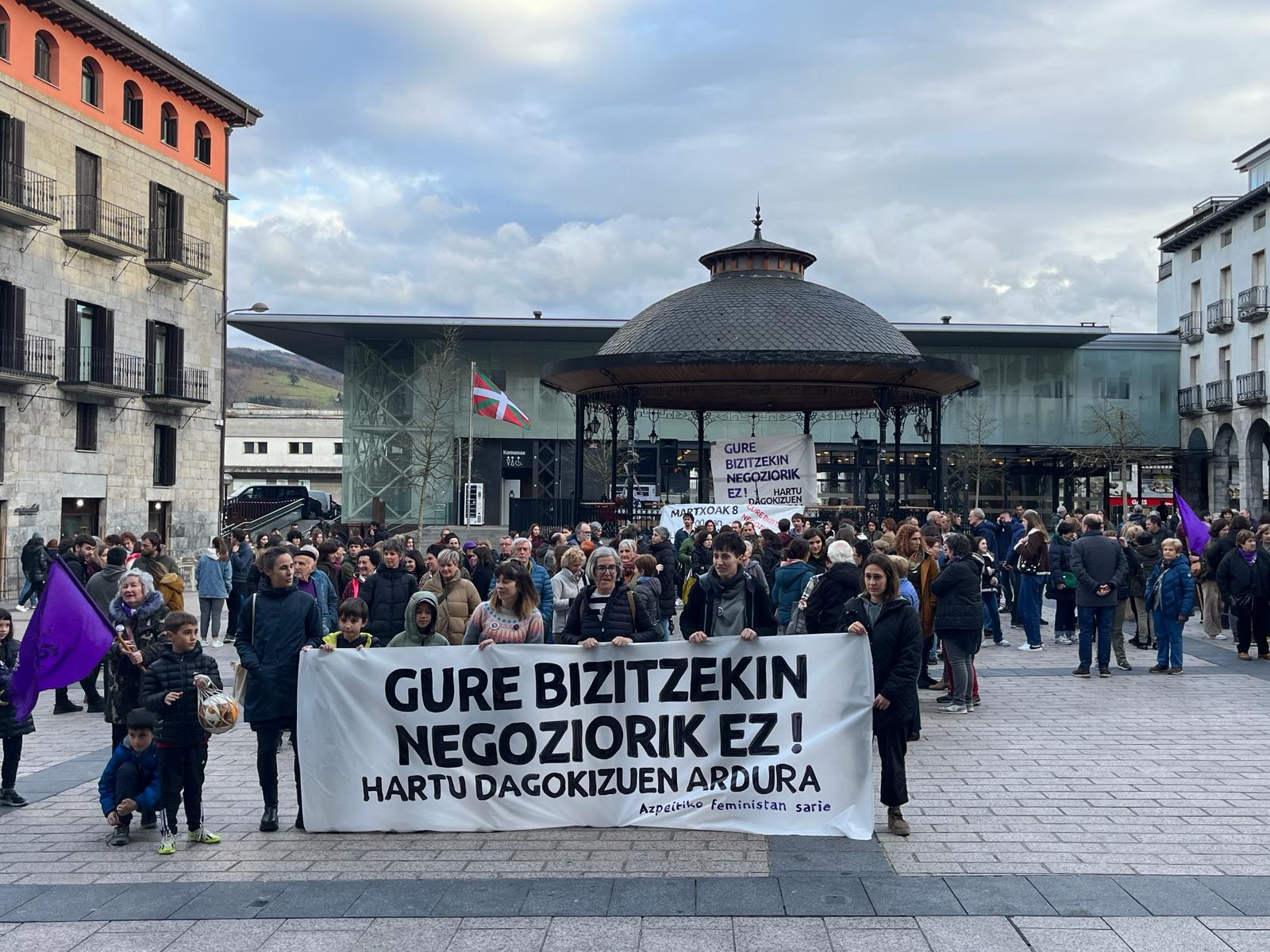 Azpeitiko (Gipuzkoa) Plaza Nagusian elkarretaratzea egin dute arratsaldean.