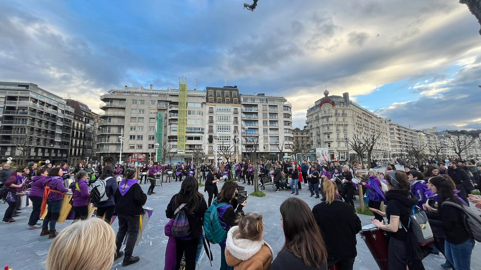 Batukada feminista egin dute Donostian.