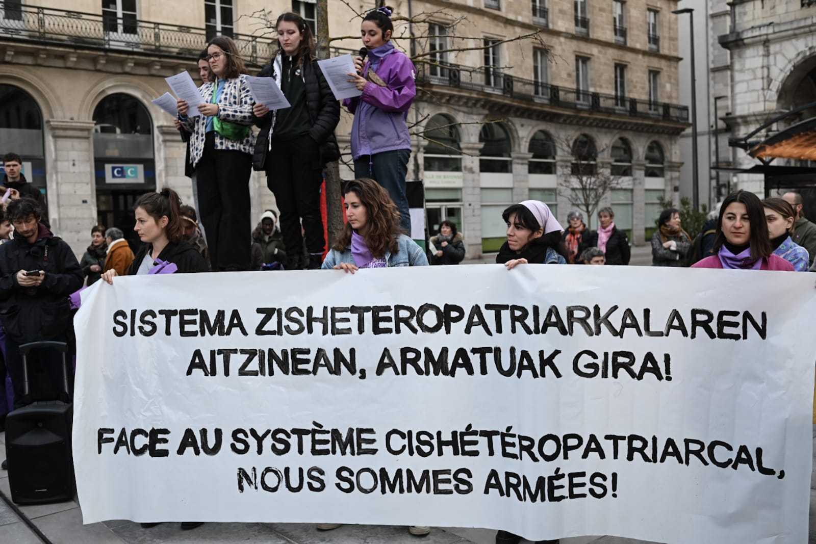 'Sistema zisheteropatriarkalaren aitzinean, armatuak gira!' goiburupean abiatu dute Baionako martxa. PATXI BELTZAIZ