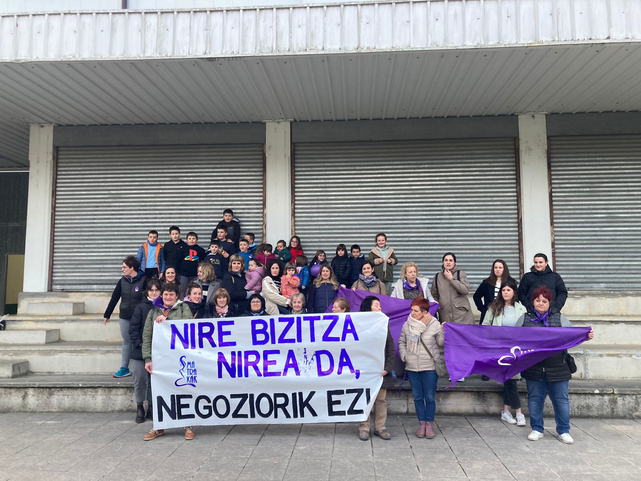 Bidania-Goiatzen (Gipuzkoa) 'Nire bizitza nirea da. Negoziorik ez' lelopean elkartu dira. 