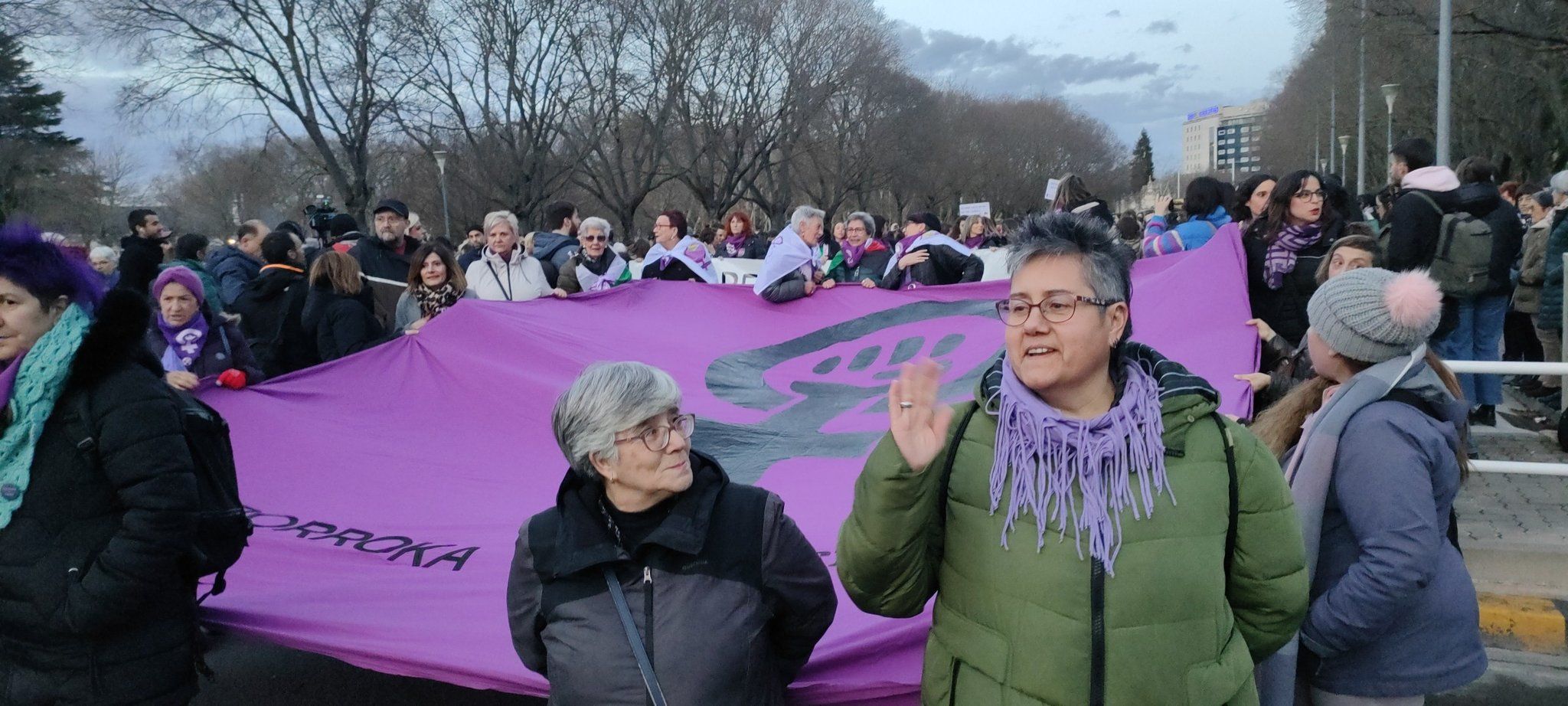 Pankartarekin batera, zapi more erraldoia atera dute Iruñean.