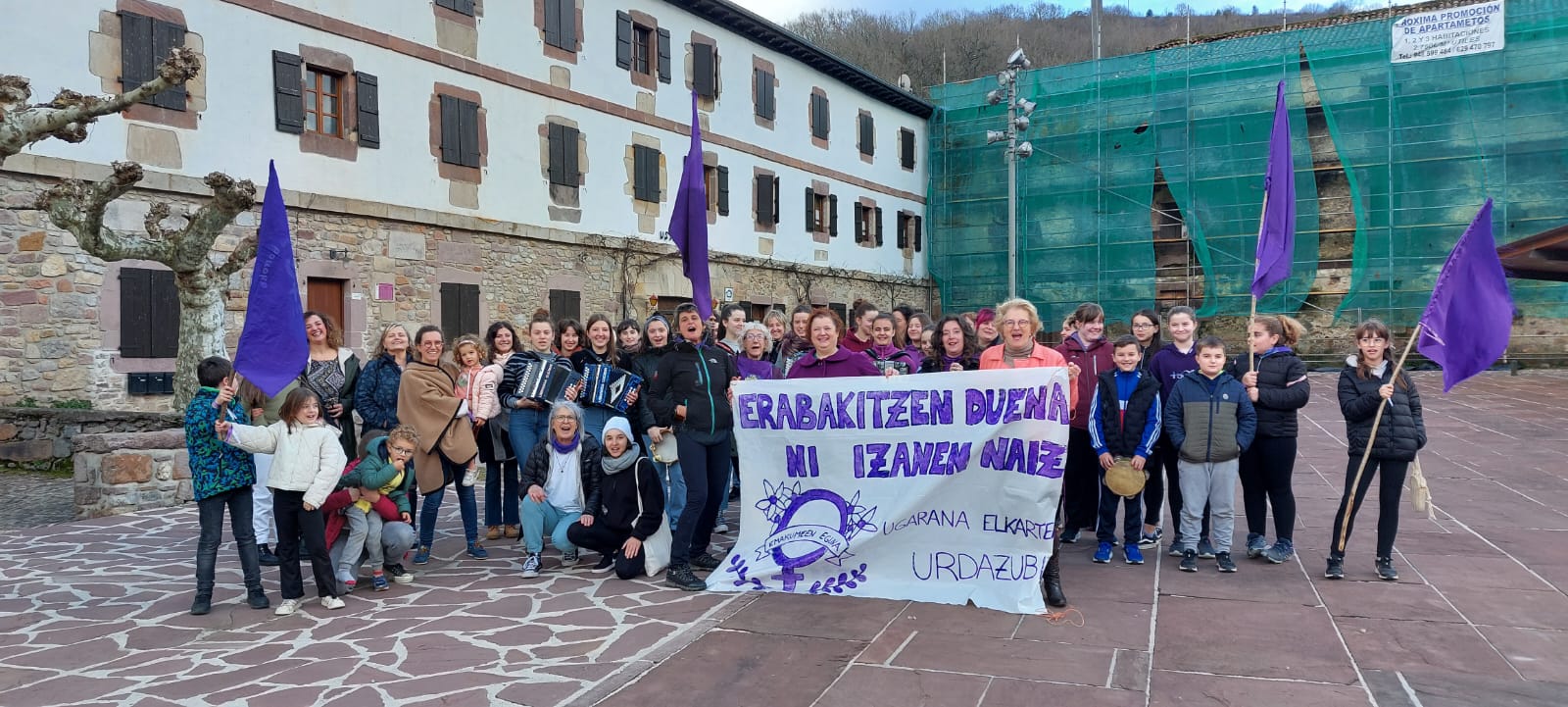 'Erabakitzen duena ni izanen naiz' mezua hartuta atera dira kalera Urdazubin (Nafarroa).