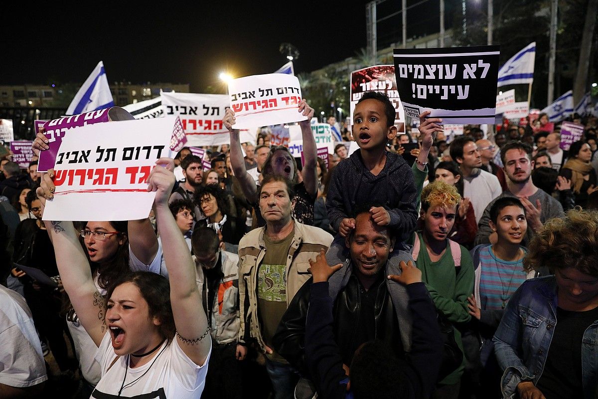 25.000 bat pertsona bildu ziren martxoaren 24an Tel Aviven, Israelgo Gobernuak ezarri nahi zuen planaren kontrako manifestazioan. ABIR SULTAN / EFE.