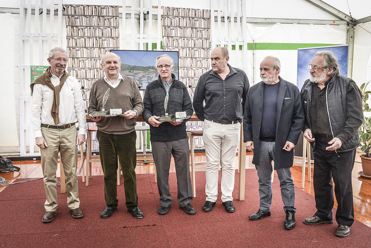 Auxtin Zamora eta Jean Claude Larronde sarituak erdian, ezkerretik eskuinera. ISABELLE MIQUELESTORENA.